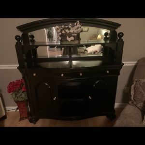 Beautiful Buffett like new. Original cost 1,8000